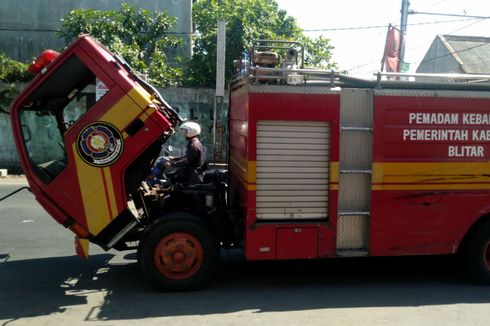 Hendak Padamkan Pikap Terbakar, Mobil Damkar Milik Pemkab Blitar Mogok di Jalan