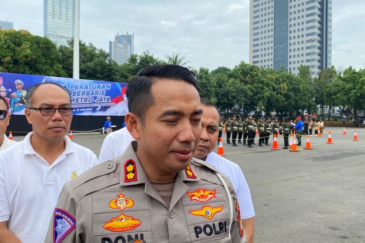Wakil Direktur Lalu Lintas Polda Metro Jaya AKBP Doni Hermawan menjelaskan perkara tabrak lari yang terjadi di Jalan Raya Bekasi dekat pintu masuk Tol Cakung-Kelapa Gading, Jakarta Timur, Sabtu (17/6/2023). 
