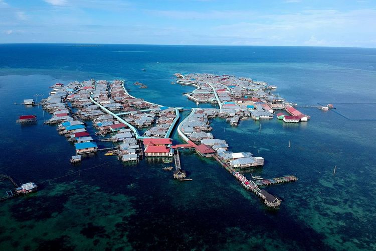 Foto dirilis Senin (7/9/2020), memperlihatkan pemandangan udara permukiman Suku Bajau Torosiaje yang berada di atas laut. Suku Bajau terkenal sebagai suku pengembara laut dan nelayan ulung dalam mencari ikan, yang kental menjaga budaya leluhur seperti tradisi, ritual dan pantangan.