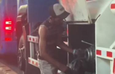 Tangkapan layar unggahan video yang memperlihatkan seorang pria diduga mengambil bahan bakar minyak (BBM) dari truk tangki yang terjebak macet.