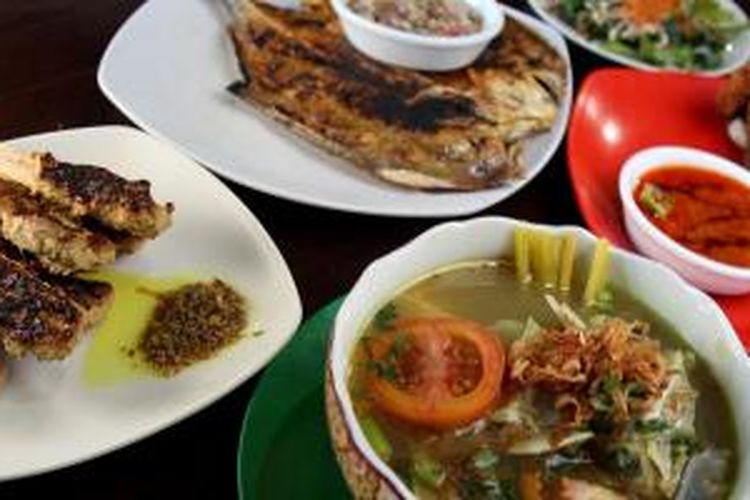 Menu andalan di Warung Indah, salah satu warung di pesisir Pantai Lebih, Gianyar, Bali