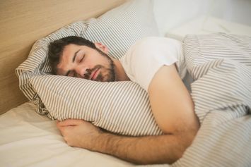 8-Tanda-Kolesterol-Tinggi-di-Malam-Hari-Bisa-Muncul-Setelah-Pukul-10-Malam
