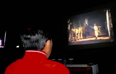 Presiden Joko Widodo, Jumat (29/9/2017) malam, ikut nonton bareng film G30S/PKI di halaman Markas Korem 061 Suryakencana, Bogor.