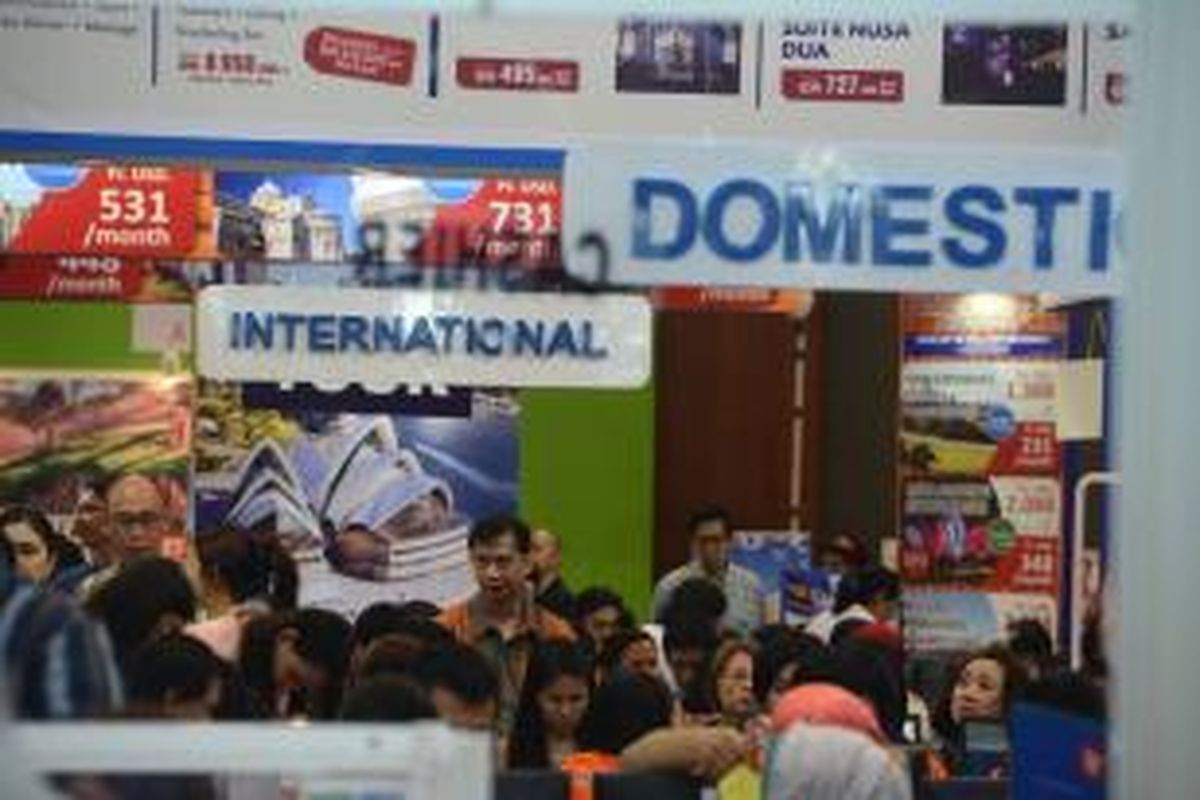 Pengunjung memadati penjualan tiket penerbangan murah dan paket wisata di ajang Astindo Fair 2014 di jakarta Convention Center di Jakarta, Jumat (21/3). Pameran wisata yang diikuti berbagai komponen wisata ini akan berlangsung hingga 23 Maret 2014 dengan menargetkan pengunjung 75.000 orang serta transaksi mencapai Rp 85 miliar. 