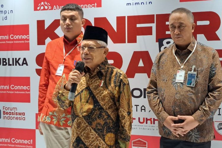 Wakil Presiden Ma'ruf Amin memberikan keterangan pers seusai membuka Sarasehan Alumni Connect PPI Dunia di Jakarta, Jumat (26/5/2023).