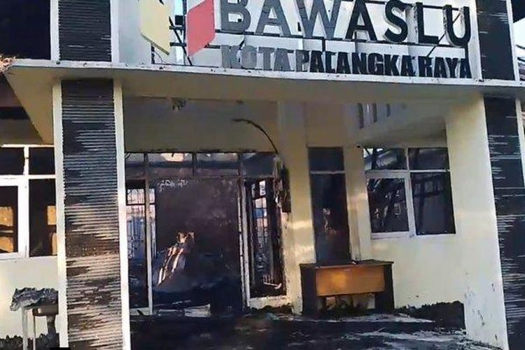 Puing kantor Bawasalu Palangkaraya yang terbakar pada Kamis (20/7/2023) pagi ini. 
