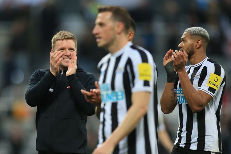 Pelatih Eddie Howe (kiri) mengubah cara bermain Newcastle United dalam satu tahun pertama sejak ia ditunjuk. Di foto ini, Howe dan para pemain Newcastle memberi tepuk tangan kepada suporter seusai kemenangan kontra Aston Villa di St James' Park pada 29 Oktober 2022.