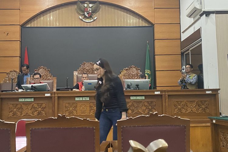 Hakim Minta Pengunjung Matikan Live TikTok Saat Sidang Nikita Mirzani 