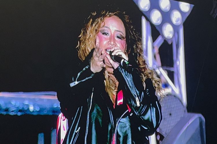 Pinkan Mambo saat tampil dalam Centil Era di Dynamic Stage di Synchronize Fest yang digelar di Gambir Expo, Kemayoran, Jakarta Pusat, Minggu (5/10/2025).