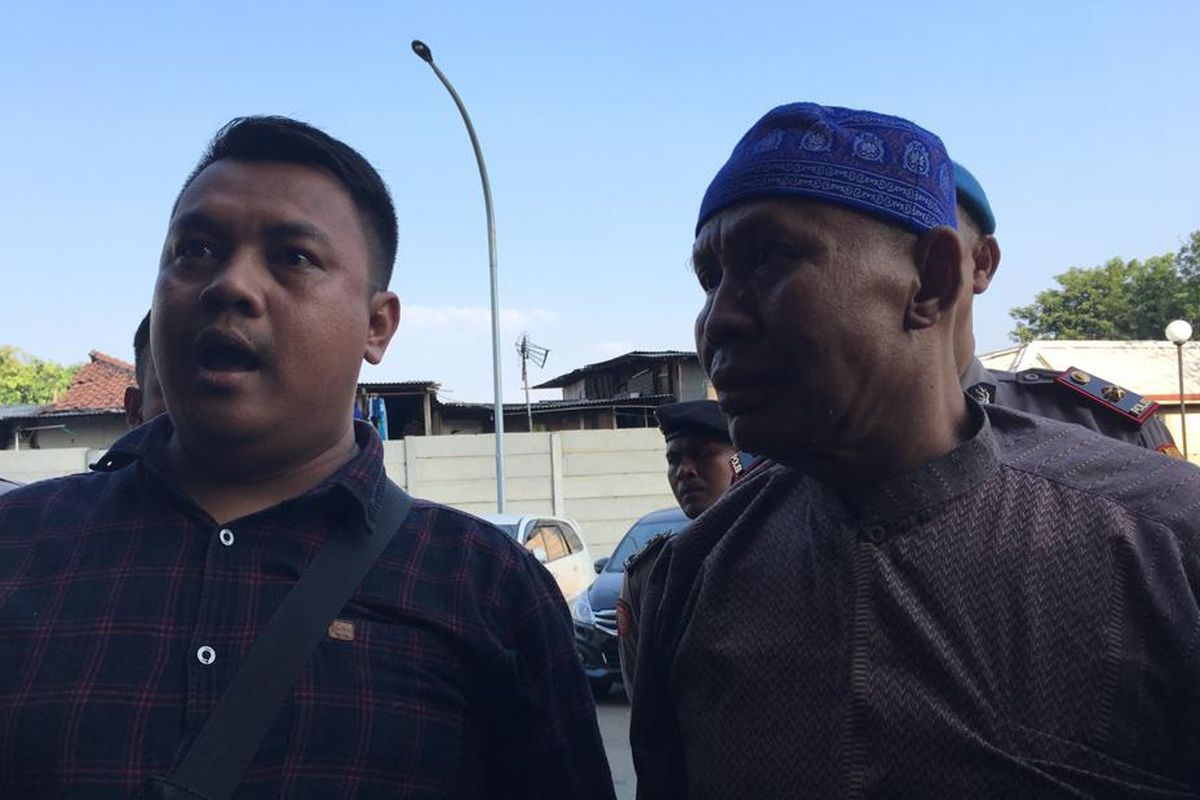 Abah Grandong (peci biru) tiba di Polres Jakarta Pusat untuk serahkan diri pada Kamis (1/8/2019).
