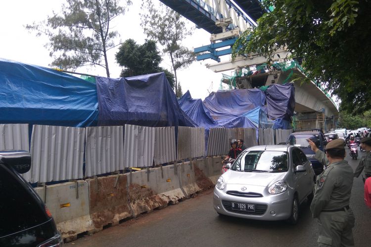 Kondisi lalu lintas di Jalan Raya Kayu Putih, Pulogadung, Pasca Robohnya girder LRT, Senin (22/1/2018)