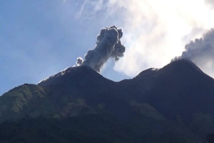 Kepulan asap dari kawah Gunung Karangetang dari sisi Utara, Kecamatan Siau Barat, Desember 2018 lalu.