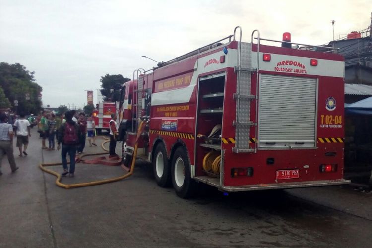 Damkar Jakarta Timur padamkan rumah dua lantai yang terbakar di Cakung, Jakarta Timur, Kamis (25/1/2018)