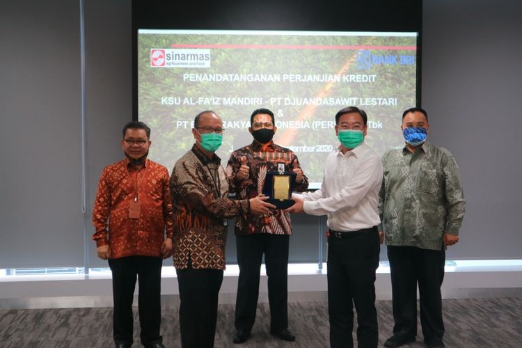 Prosesi penandatanganan perjanjian antara PT Djuanda Sawit Lestari, anak usaha Sinar Mas Agribusiness
and Food, Koperasi Serba Usaha Al Fa?iz Mandiri Kabupaten Musi Rawas dan PT. Bank Rakyat Indonesia,
Tbk (BRI) untuk Program Peremajaan Sawit Rakyat (PSR) Palembang Sumatera Selatan di Cohive Building, Jakarta Pusat, Kamis (10/9/2020).