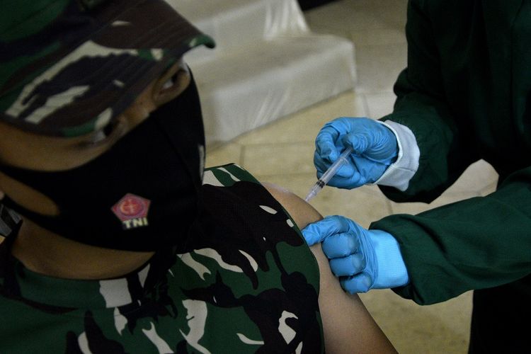 Petugas kesehatan menyuntikan vaksin COVID-19 Sinovac kepada anggota TNI di Balai Manunggal M Yusuf, Makassar, Sulawesi Selatan, Selasa (2/3/2021). Vaksinasi COVID-19 tahap kedua tersebut diikuti sebanyak 450 prajurit dan PNS TNI di jajaran Kodam XIV Hasanuddin. ANTARA FOTO/Abriawan Abhe/wsj.