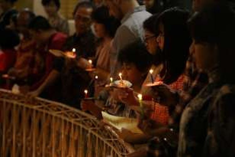 Sejumlah jemaat menyalakan lilin saat pelaksanaan ibadah Misa Natal di Gereja Protestan Indonesia Bagian Barat (GPIB) Immanuel, Jakarta, Sabtu (24/12/2016). Umat Kristiani merayakan hari raya Natal 25 Desember.