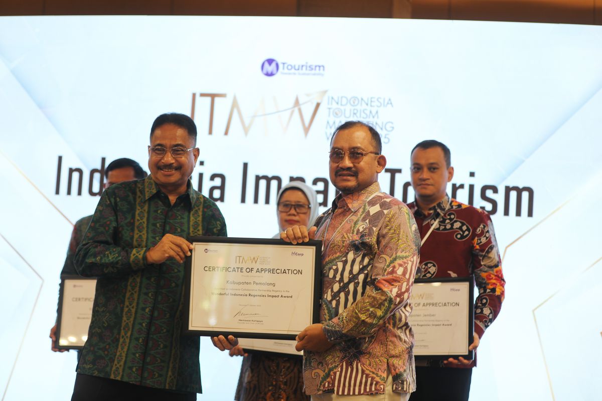 Bupati Pemalang Anom Widiyantoro saat menerima penghargaan Indonesia Tourism Marketing Week (ITMW) 2025 untuk kategori Indonesian Collaborative Partnership Regency Award, di Maya Resort Bali, Sabtu (11/10/2025).