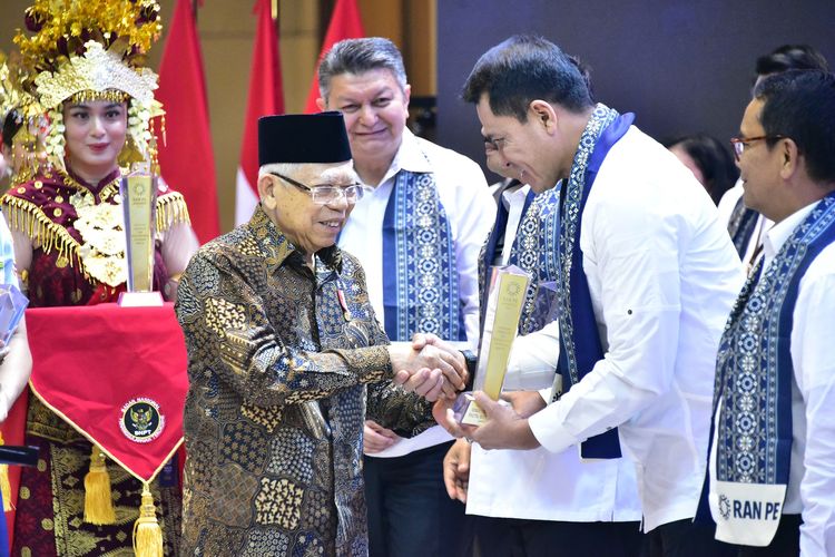 Wakil Presiden (Wapres) Ma?ruf Amin dalam ajang RAN Awards 2024 yang digelar Badan Nasional Penanggulangan Terorisme (BNPT) di Jakarta, Senin (19/8/2024).
