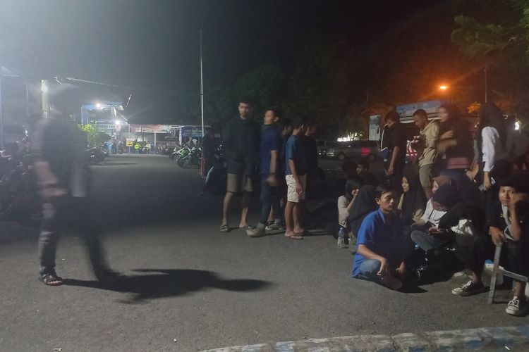 Puluhan orang kehilangan HP dan Motor saat nonton konser di Purworejo melapor ke polisi. Mereka terlihat mengantre untuk melaporkan kejadian ini pada Sabtu (25/2/2023) dini hari 