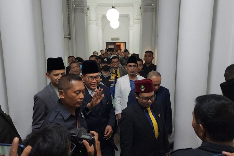 Pimpinan Pondok Pesantren Al-Zaytun Panji Gumilang (tengah berpeci hitam) saat meninggalkan Gedung Sate usai menjalani pertemuan dengan tim investigasi untuk mengonfirmasi dugaan penyimpangan di Ponpes Al-Zaytun, Jumat (23/6/2023).