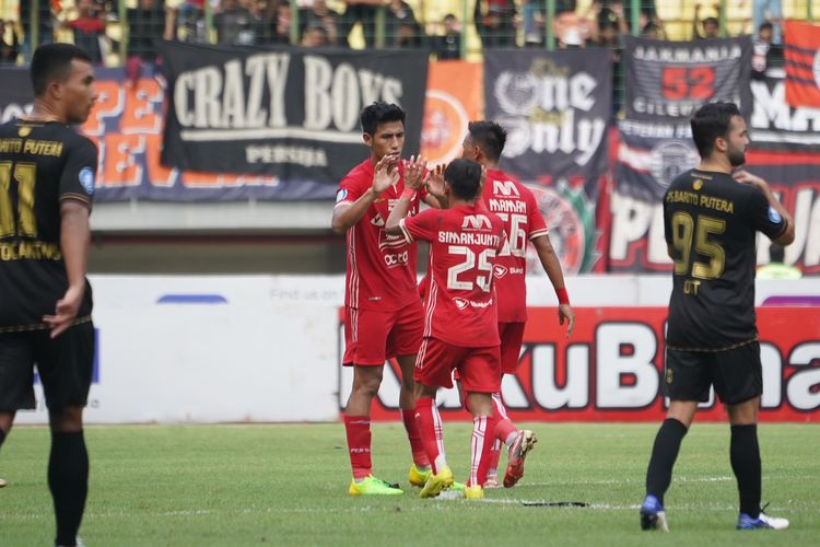 Pemain Persija Jakarta Hanif Sjahbandi tos denken Riko Simanjuntak seusai menjebol gawang Barito Putera saat pertandingan pekan ke-26 Liga 1 2022-2023 yang berakhir dengan skor 2-1 di Stadion Patriot Candrabhaga Bekasi, Rabu (22/2/2023) sore. 