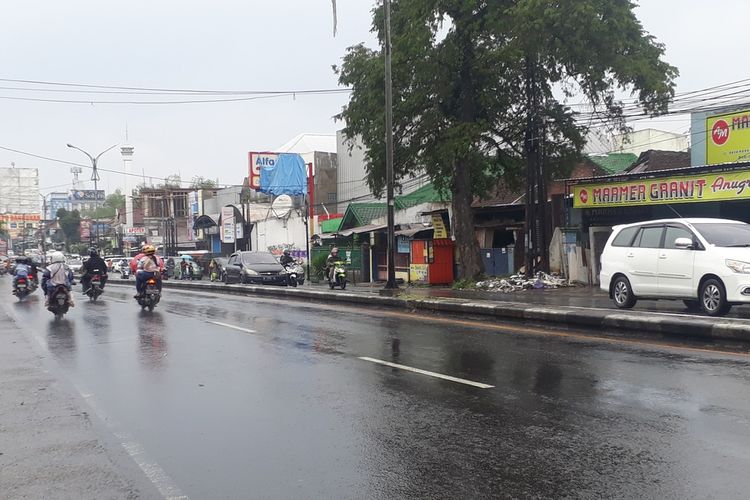 Kondisi arus lalu lintas di kawasan Kecamatan Singosari, Kabupaten Malang, Jum'at (6/5/2022).