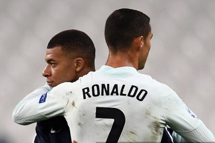 Megabintang timnas Portugal, Cristiano Ronaldo berpelukan pemain timnas Perancis, Kylian Mbappe.
