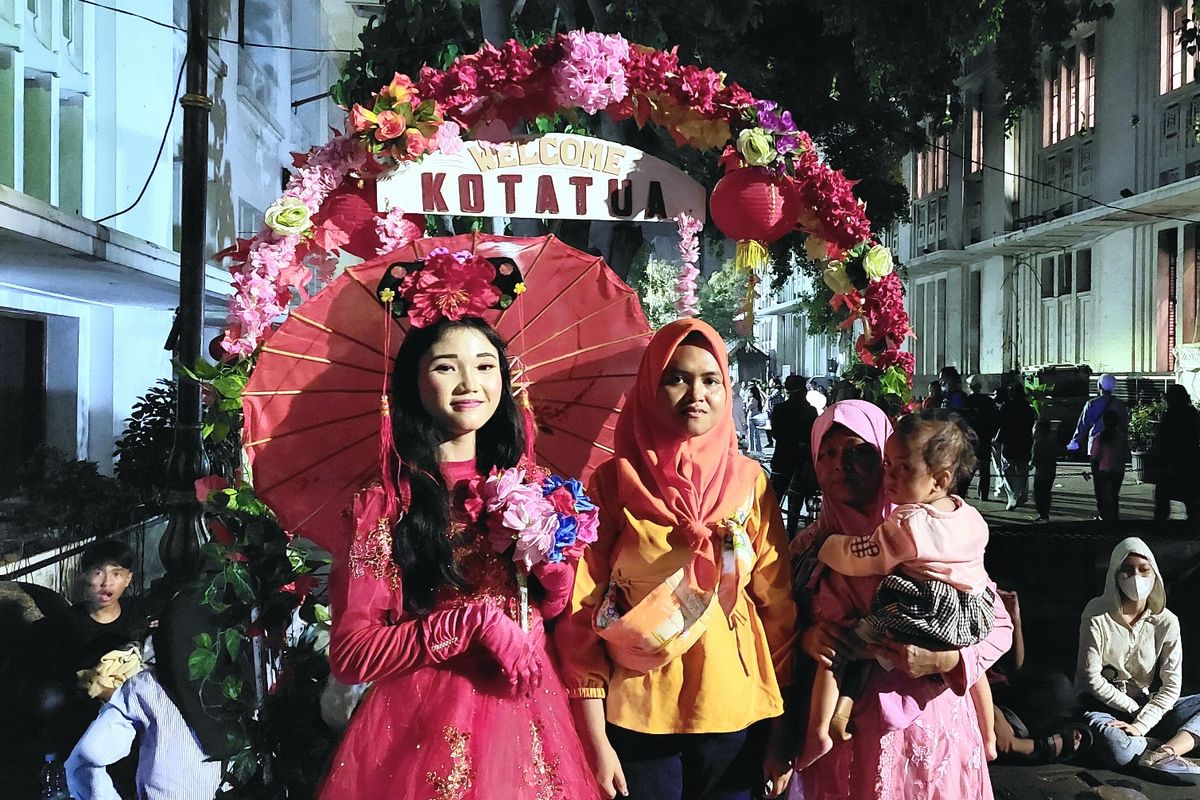 Cindy (19) salah satu cosplayer 'Putri Tiongkok', saat berfoto dengan pengunjung di Taman Fatahillah Kota Tua Jakarta. 