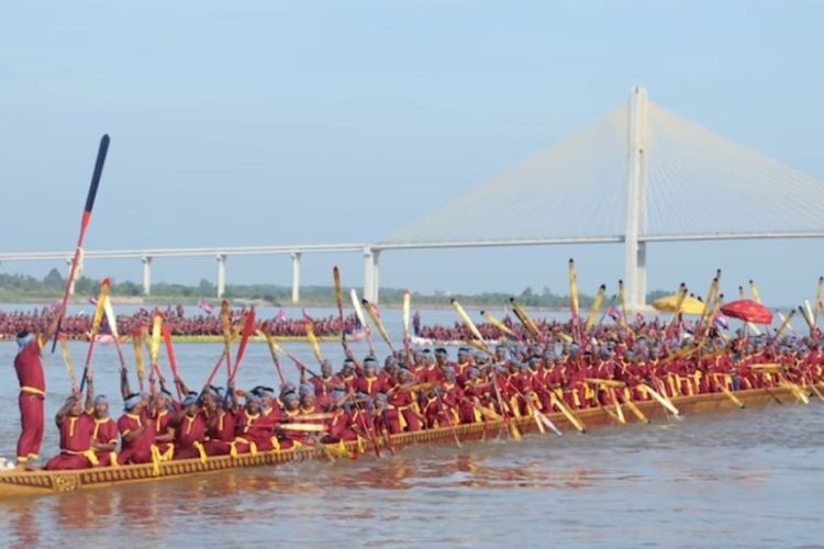 Perahu naga di Kamboja yang tercatat sebagai yang terpanjang di dunia versi Rekor Dunia Guinness.