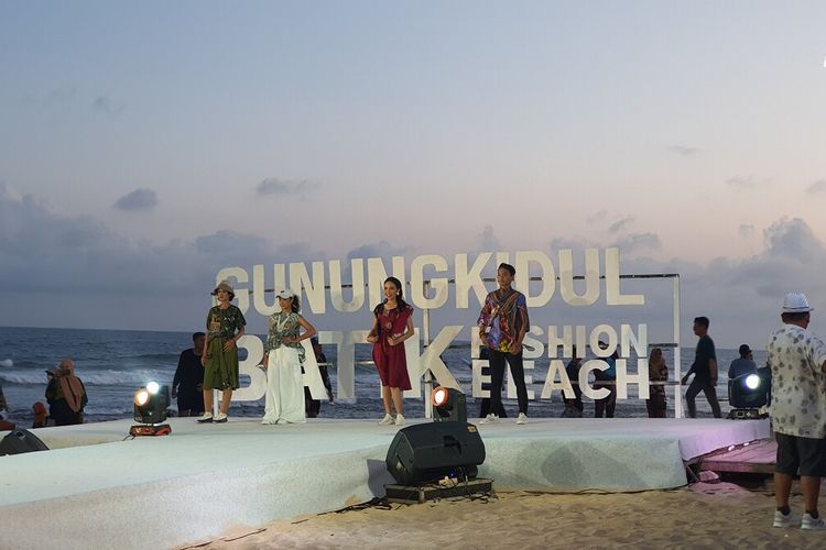 Acara Batik Fashion Beach di Pantai Sepanjang, Gunungkidul.