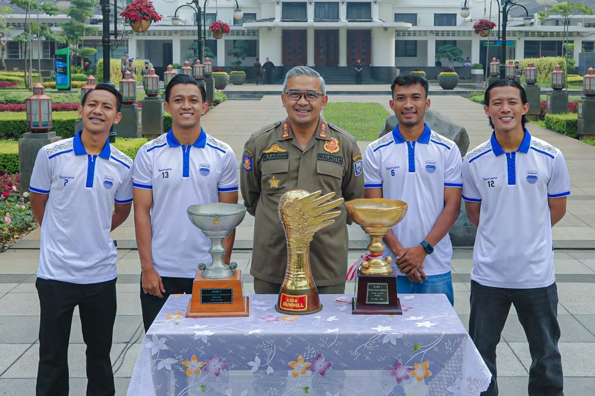 Wali Kota Bandung Muhammad Farhan berfoto dengan empat penggawa Persib yang berhasil persembahkan gelar di Liga 1 2024-2025, (dari kiri) Beckham Putra, Febri Hariyadi, Robi Darwis, dan Henhen Herdiana di Balai Kota Bandung, Senin (12/5/2025). 