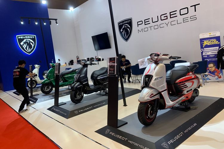 Booth Peugeot Motocycles yang memajang Peugeot Django di IIMS 2024