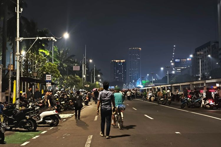Jalan Gatot Subroto Jaksel Masih Ditutup, Massa Mahasiswa Tetap Bertahan di DPR