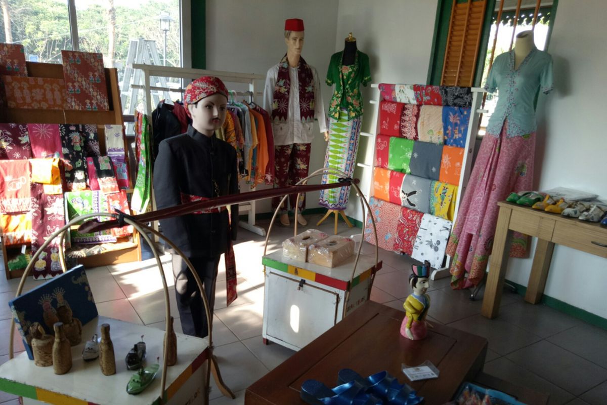 Oleh-oleh Jakarta di Betawi Store.
