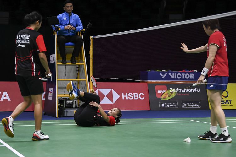 Pebulutangkis ganda putri Indonesia Febriana Dwipuji Kusuma (kedua kiri) yang berpasangan dengan Amalia Cahaya Pratiwi (kiri) terjatuh saat melawan pebulu tangkis tunggal putri Cina Chen Qing Chen dan Jia Yi Fan dalam pertandingan babak perempat final Piala Uber 2022 di Impact Arena, Bangkok, Thailand, Kamis (12/5/2022). Febriana/Amalia kalah dengan skor 19-21 dan 16-21.