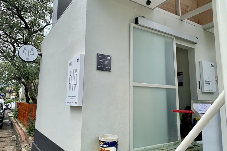 Kedua toilet ini dinamakan Toilet Negeri, hasil kolaborasi bersama Djakarta Toilet Project. Setiap Toilet Negeri terdiri dari toilet untuk perempuan, laki-laki, dan disabilitas.

Kebersihan toilet Blok M yang satu ini tidak perlu diragukan. Namun, perlu dicatat bahwa pengunjung hanya dapat menggunakan fasilitas toilet bersih ini dengan tarif Rp 3.500 sekali datang. Sayangnya, operasional Toilet Negeri di Blok M sedang ditutup sementara pada Sabtu (3/1/2026).