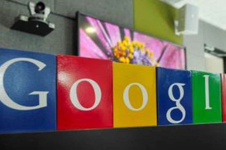 Kotak wempat pensil warna-warni disusun membentuk logo Google di kantor Google Indonesia, Jakarta (28/5/2015)