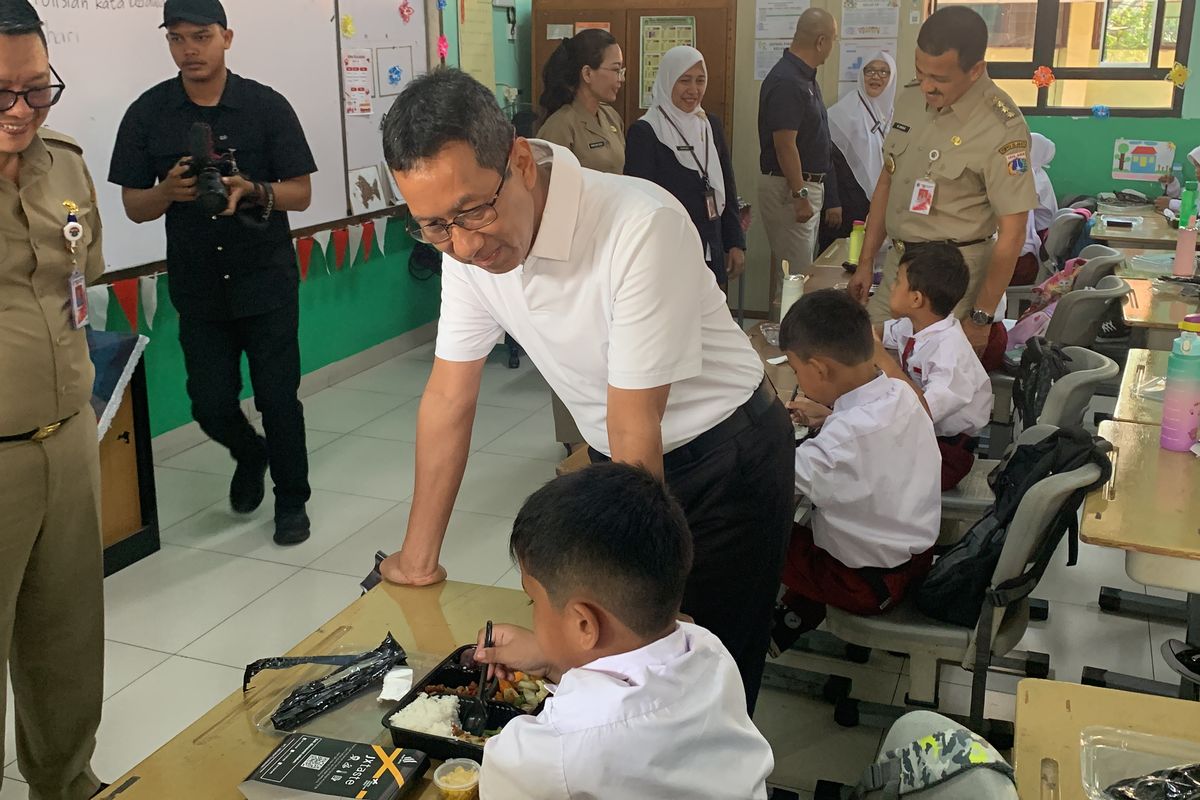 Heru Budi Bagikan Makanan Bergizi Gratis di SDN Cipayung 04 Pagi Jakarta Timur