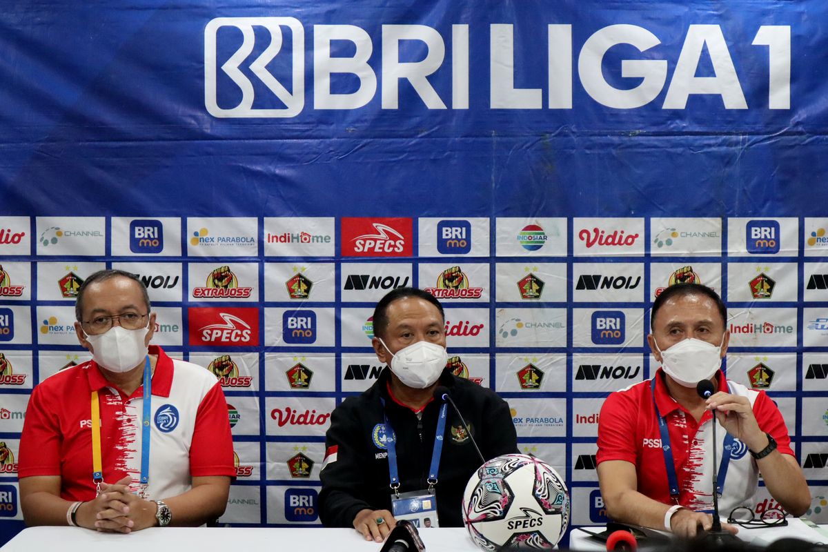 Dirut PT Liga Indonesia Baru (LIB) Ahmad Hadian Lukita (kiri), Menpora Zainudin Amali (tengah) dan Ketua PSSI Mochamad Iriawan (kanan) saat preskon jelang laga terakhir pekan 34 Liga 1 2021-2022 antara Persia Kediri melawan Bali United di Stadion Kapten I Wayan Dipta Gianyar, Kamis (31/3/2022) malam.