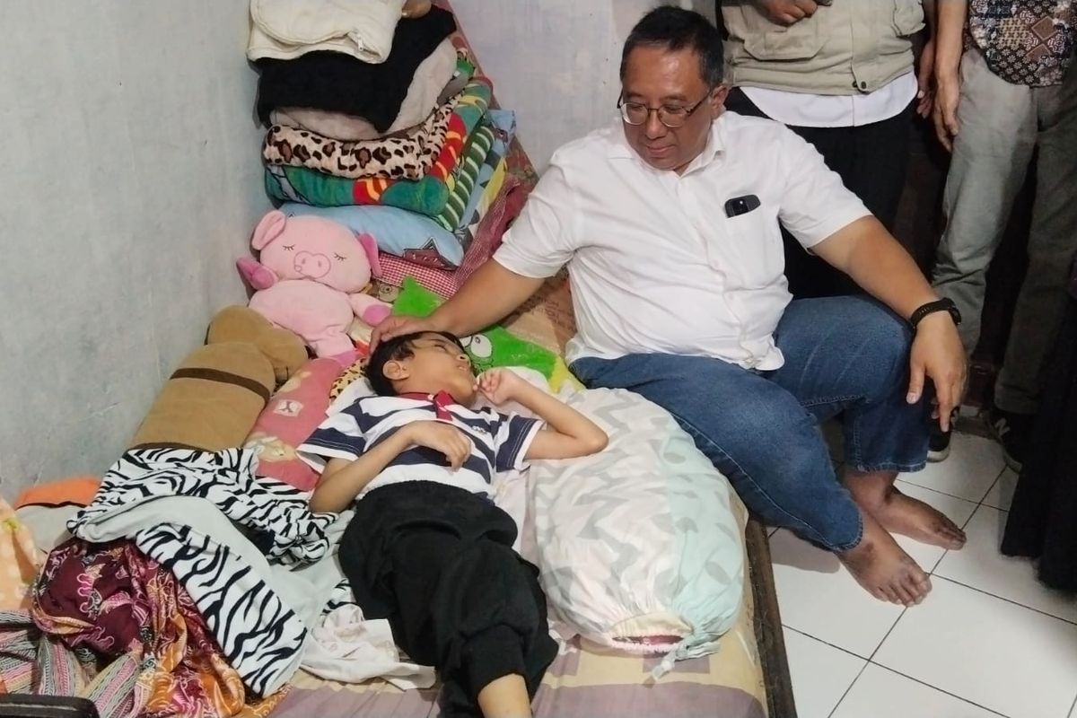 Calon Wali Kota Bandung, Haru Suandaru, mengunjungi pasien hidrosefalus. 