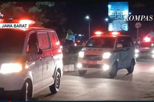 Momen Iring-iringan Ambulans Bawa Ratusan Warga yang Keracunan Gas Pabrik di Karawang
