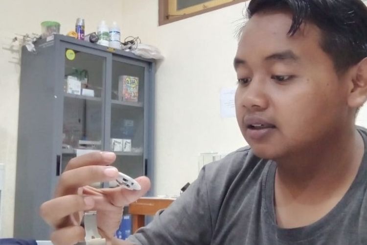 Ahmad Akrom Hasani, mahasiswa Universitas Negeri Yogyakarta (UNY) yang punya usaha anti-mainstream.