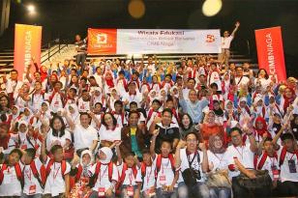 CIMB Niaga bersama anak-anak dhuafa melakukan kunjungan ke Trans Studio Bandung