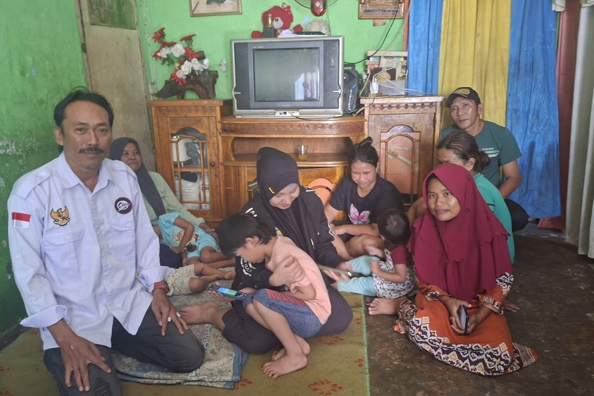 Para istri korban penipuan bekerja di luar negeri. Para istri berharap pemerintah dapat memulangkan suami mereka di Kamboja ke Indonesia.