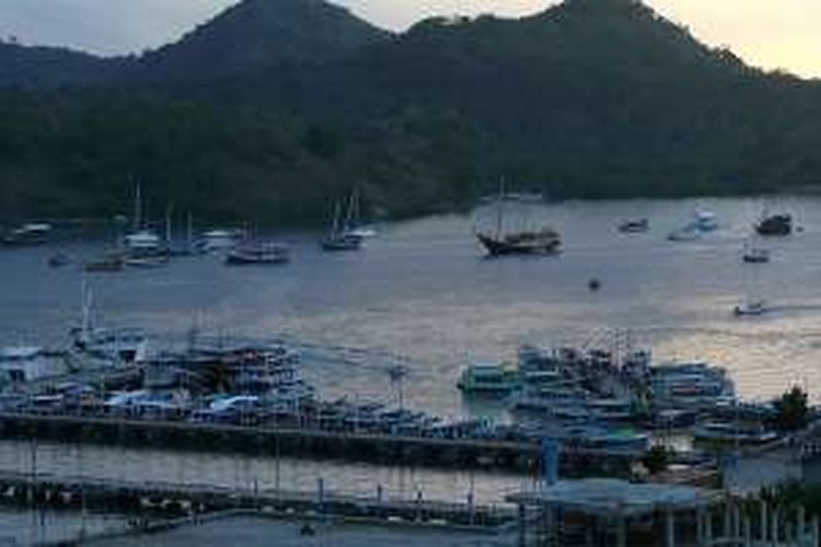 Aktivitas di Pelabuhan Labuhan Bajo, Kabupaten Manggarai Barat, Nusa Tenggara Timur, Jumat (12/8/2016). Keindahan panorama di Labuan Bajo dan sekitarnya menjadi daya tarik tersendiri bagi wisatawan, baik asing maupun lokal.