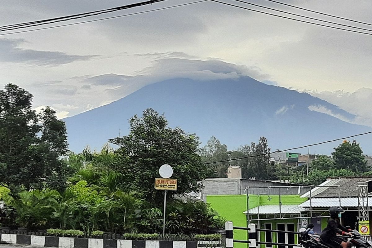 Gunung Arjuno terlihat dari kawasan Dau, Kabupaten Malang pada 1 Maret 2021.