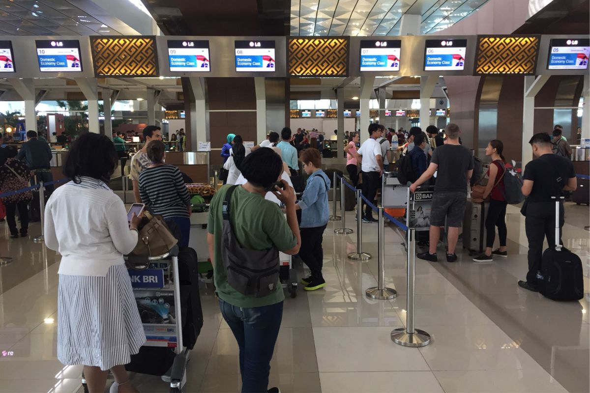 Suasana pintu masuk Terminal 3 Bandara Soekarno-Hatta, Tangerang, jelang long weekend pekan ini, Kamis (31/8/2017) siang. Pergerakan penumpang di bandara ini diprediksi meningkat pada libur panjang kali ini.