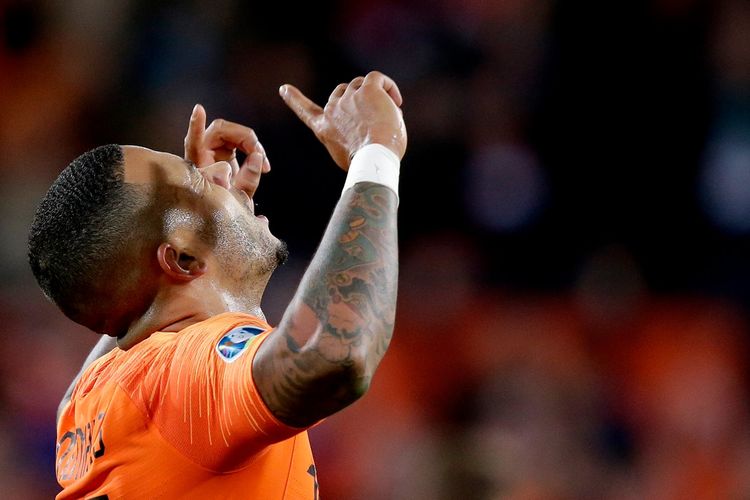 Memphis Depay merayakan golnya pada pertandingan Belanda vs Irlandia Utara dalam lanjutan kualifikasi Euro 2020 di Stadion Feyenoord, 10 Oktober 2019. 