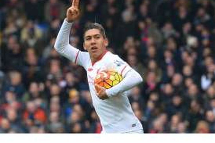 Gelandang Liverpool asal Brasil, Roberto Firmino, melakukan selebrasi setelah mencetak gol ke gawang Crystal Palace pada laga Premier League di Selhurst Park, London, Minggu (6/3/2016).