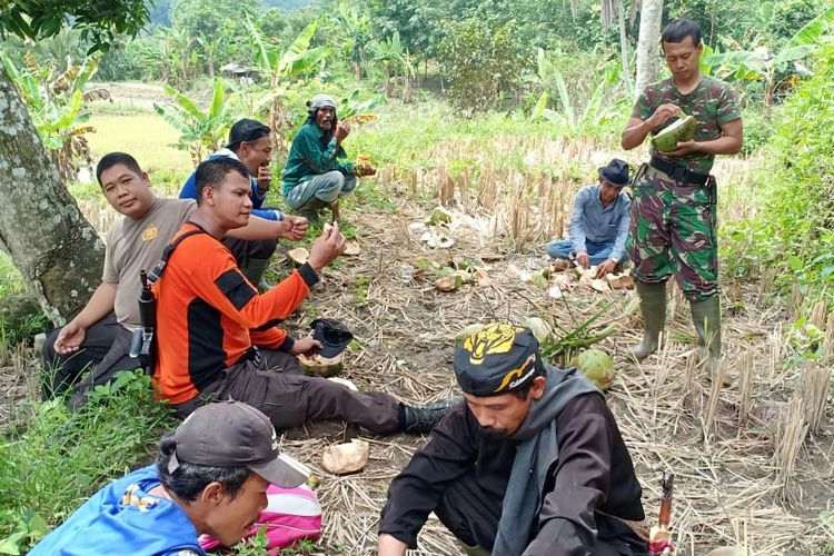 Aprat dan warga melakukan pencarian hewan buas yang diduga memangsa kambing milik warga di Kecamatan Cilograng, Kabupaten Lebak, Banten, Sabtu (27/4/2019)
